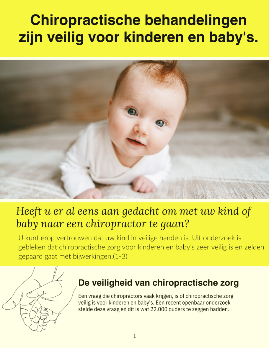 Kinderen Blonde baby kijkt vrolijk met open mond naar de camera op een gele achtergrond.